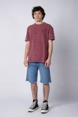 Remera gris con efecto gastado, corte semi-oversize y estampado pequeño en el pecho con un diseño de un girasol.