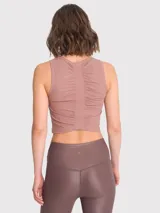 Musculosa corta azul de tejido acanalado, con cuello redondo y logo bordado en el pecho.