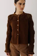Cardigan tejido en lambswool beige con detalles de crochet hechos a mano y silueta ajustada.