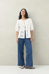 Pantalón de jean azul de corte ancho y tiro alto, con bolsillos delanteros amplios.