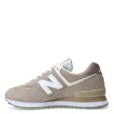 Championes urbanos New Balance modelo 574, color beige con detalles en blanco y gris, confeccionados en gamuza y malla, con logo "N" característico en los laterales y entresuela ENCAP.