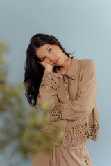 Camisa blanca de lino con bordados y mangas largas.