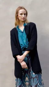 Chaqueta de punto color verde militar, de corte holgado y largo midi.