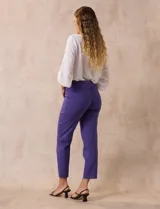 Pantalón verde esmeralda de gabardina elastizada, marca Zac & Rachel. Corte recto, pretina ancha pespunteada, bolsillos simulados y largo al tobillo.