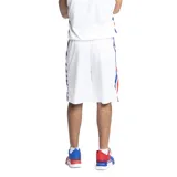 Short deportivo blanco de básquet, con escudo del Club Nacional de Football estampado en la pierna derecha y franja azul y roja a los costados.