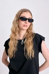 Camiseta negra de manga corta con cuello redondo y bordes deshilachados en las mangas.