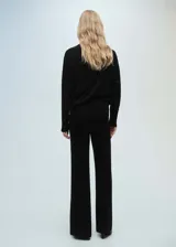 Pantalón wide leg color marrón, de tejido de punto fino, con cintura elástica y tiro alto.