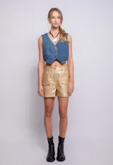 Short de tiro alto color negro, con botón a tono, cierre y bolsillos delanteros y traseros.