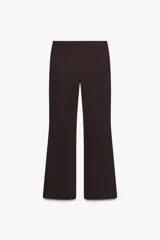 Pantalón blanco de tiro alto con corte acampanado.