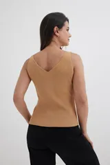Top color beige de tejido de punto acanalado, con breteles finos y escote en V.