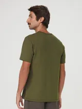 Remera negra de manga corta con corte ajustado.