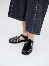 Sandalias de cuero azul con diseño semi-abierto y tiras tipo gladiador. Cierre con velcro y forro interior de cuero de chancho. Calzan chico.