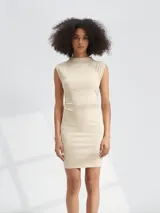 Vestido corto ajustado color beige, con cuello alto y sin mangas.