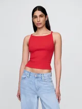 Musculosa roja de algodón con textura acanalada, corte ajustado y breteles finos.
