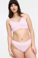 Conjunto de ropa interior blanco, compuesto por un corpiño de breteles finos y una bombacha tipo colaless con detalles de puntilla.