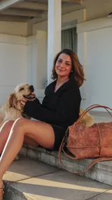 Bolso tipo hobo de cuero en tono dorado metalizado, con diseño amplio y flexible. Cuenta con doble correa de hombro, cierre superior y herrajes metálicos.