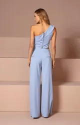 Pantalón de vestir celeste con corte palazzo y cintura alta.