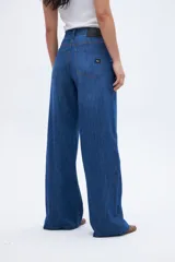 Pantalón de jean azul de corte amplio y relajado, con tiro bajo y calce baggy.