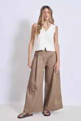 Chaleco de punto sin mangas, color rosado, con escote en V y cierre frontal de tres botones marrones.