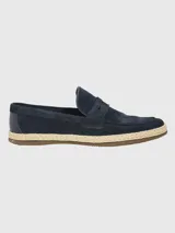 Mocasín gris de descarne con suela de goma y detalle de yute trenzado.