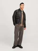 Chaqueta de cuero marrón con cuello biker y cierre con cremallera.