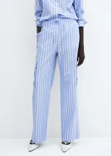Pantalón de algodón a rayas verticales celestes, blancas y marrones, de corte recto y tiro alto, con cintura elástica ajustable con cordón, bolsillos laterales y bolsillos cargo con solapa en los laterales.
