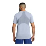 Remera deportiva Under Armour Vanish Seamless de hombre, color negro con logo plateado en el pecho. Confeccionada en tejido transpirable de secado rápido y sin costuras para evitar el roce.