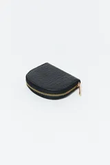 Monedero negro con textura tipo cocodrilo y cierre dorado con cremallera.