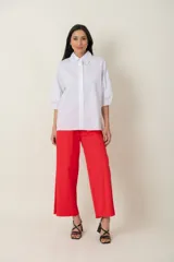 Camisa de algodón color blanco, con mangas tres cuartos y diseño holgado.