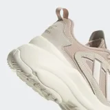 Championes semirobustos de gamuza prémium con detalles de TPU en color beige, con forro interno suave y mediasuela de EVA.