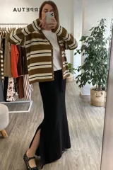 Saco tejido a rayas horizontales marrones, beige y negras, con cuello en V y cierre frontal con botones.