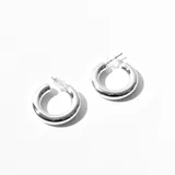 Aros tipo argolla gruesa plateada.