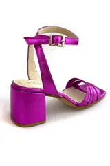 Sandalia fucsia metalizada de cuero, con pulsera al tobillo y taco cuadrado.