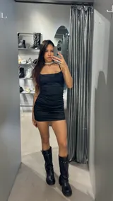 Vestido corto negro de satén con breteles finos y escote recto.