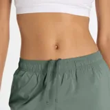 Short deportivo verde con cintura elástica y logo estampado en la pierna.