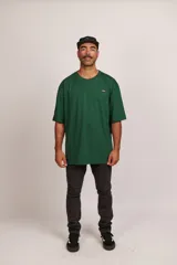 Remera verde Benetton de jersey de algodón, con cuello redondo y corte oversize. Presenta un pequeño logo bordado en el pecho.