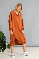 Vestido camisero color ladrillo, de corte midi y mangas largas.