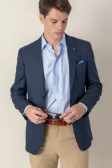Saco azul marino con medio forro, corte clásico y solapa de muesca.