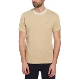 Remera color arena con finas rayas horizontales, cuello redondo en color crema y logo de pingüino bordado en el pecho. Corte slim fit.
