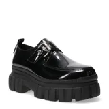 Zapato mocasín de charol negro con hebilla decorativa, de suela gruesa.