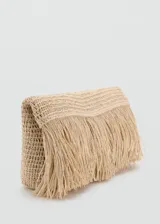 Bolso de mano tipo clutch color beige, tejido en fibra natural con flecos.