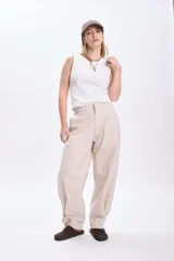 Pantalón casual balloon color beige con ajuste en la cintura.