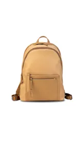 Mochila negra de tela impermeable con detalles en cuero sintético. Tiene un compartimento principal con cierre, un bolsillo frontal con cierre y un compartimento interno para notebook de 15 pulgadas.