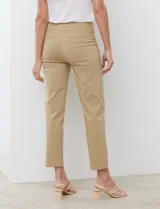 Pantalón de gabardina elastizada de corte recto y pretina ancha, con bolsillos simulados y largo al tobillo, de la marca Zac & Rachel.