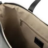 Cartera tipo tote color negro, confeccionada en cuero sintético. Tiene doble asa de mano, correa bandolera regulable y extraíble, cierre superior y herrajes plateados. Cuenta con un compartimento principal, un bolsillo interno con cierre, dos bolsillos internos abiertos y un bolsillo externo con cierre.
