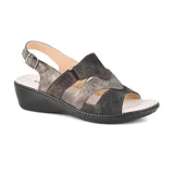 Sandalias de cuero color beige y dorado con diseño calado, taco bajo y tira trasera con hebilla.