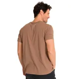 Remera marrón de manga corta con cuello redondo y logo de Caterpillar estampado en el pecho.