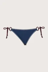 Calzón de bikini azul con tiritas laterales color borgoña y detalle de puntada blanca en los bordes.