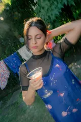 Mono largo celeste de mikado elastizado, con top drapeado con copa forrada, manga abullonada ajustable con elástico y espalda regulable.