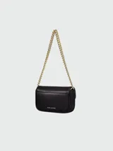 Bolso bandolera mini Marc Jacobs de cuero negro con cierre dorado y correa de tela con logo de la marca.